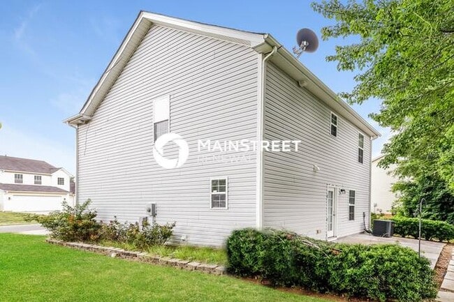 Building Photo - 3 Bedroom Pet-Friendly Home in Charlotte, NC with Main Street Renewal