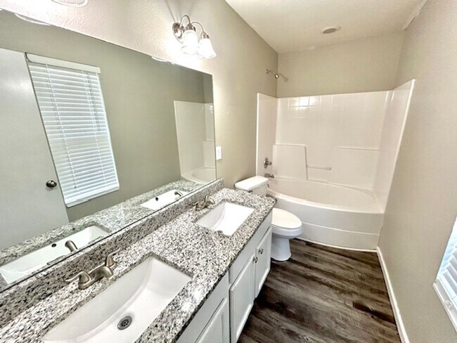 Building Photo - 228 Dormont Dr NE