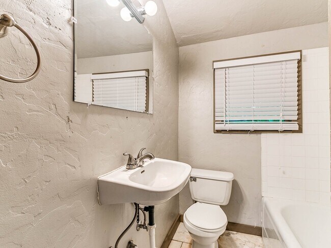 Building Photo - Unique with a Artsy Flare    1Bed + Flex Room /1.5 Bath in Edgemere Park