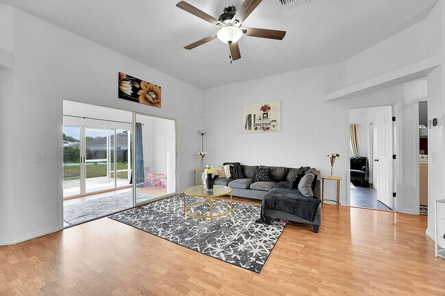 Building Photo - 333 SW Dwight Ave