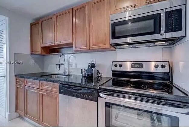 Building Photo - 9800 W Bay Harbor Dr