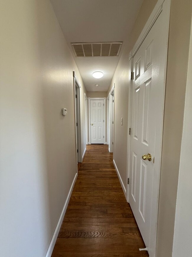 Building Photo - 3 Bedroom House Available Now!