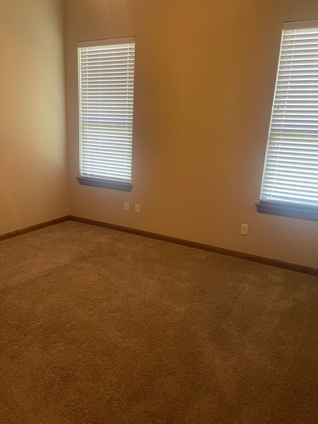 Building Photo - Fully Furnished Three Bedroom, Two Bathroo...