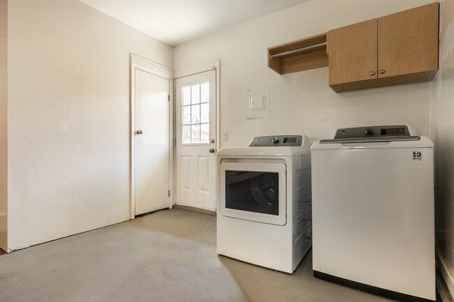 Building Photo - 709 NE 79th Pl