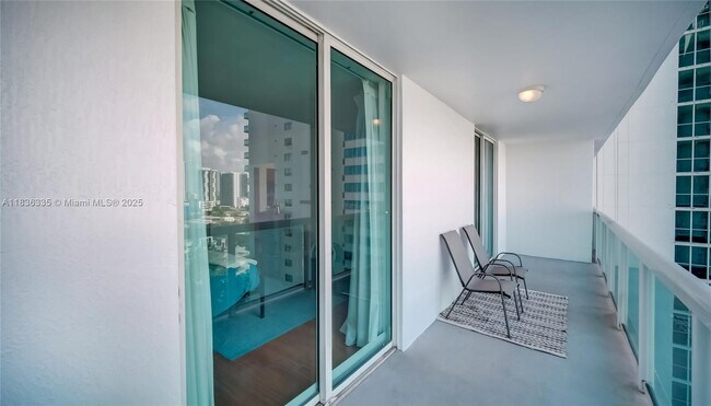 Building Photo - 1800 N Bayshore Dr