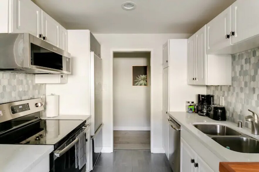 Full Kitchen - 12014 Kling St