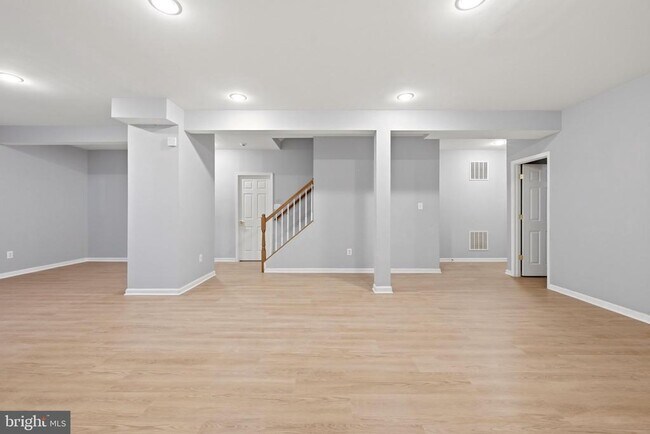 Building Photo - 43725 Red House Dr