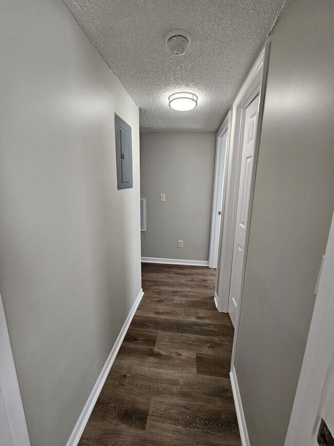 Building Photo - Three bedroom, 2 bath condo in High Point