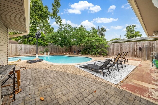 Building Photo - 2009 Sedgie Dr