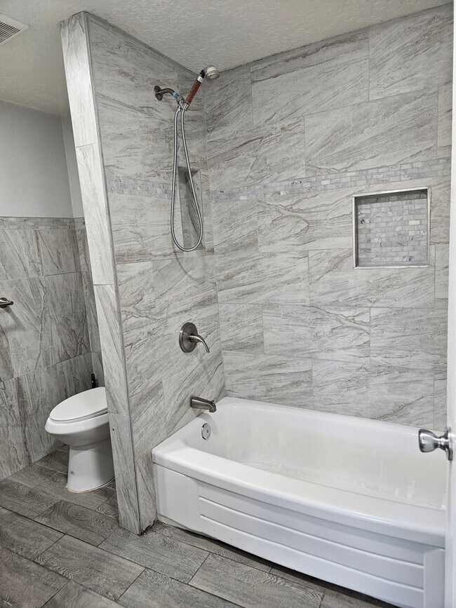 Building Photo - Beautiful 5 Bedroom home in Great Layton Location!