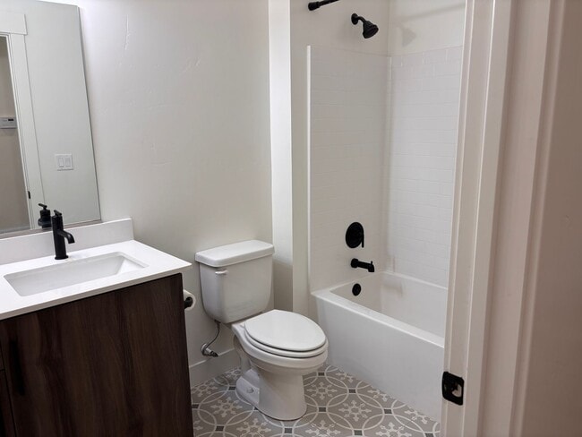 Building Photo - 3 bed plus office / 2.5 bath / 3 car Singl...
