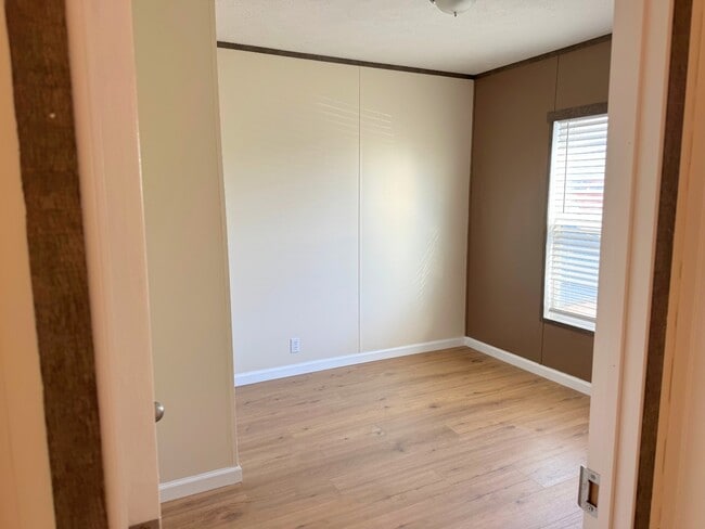 Building Photo - 709 N Power Glide Way