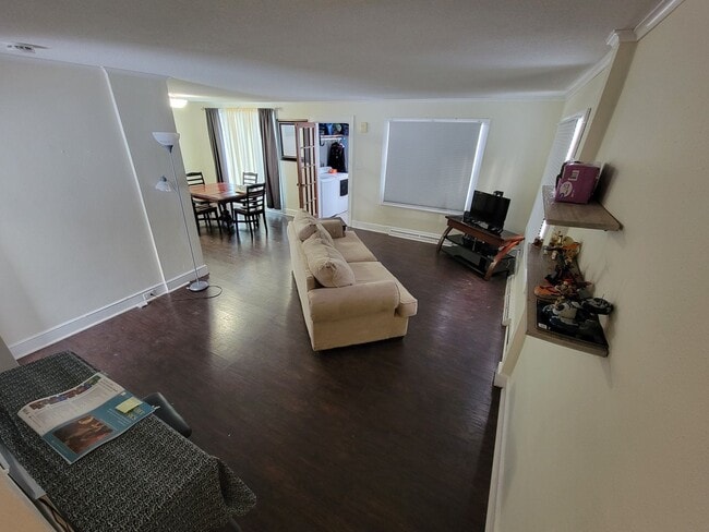Building Photo - AVAILABLE JUNE - Updated 4 Bed 2 Bath
