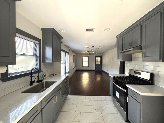 Building Photo - 806 Caplin St