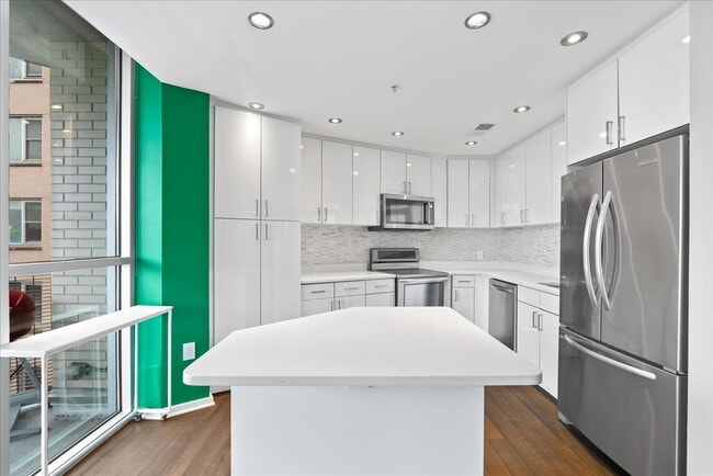 Building Photo - Experience Luxury Living in the Heart of Clarendon