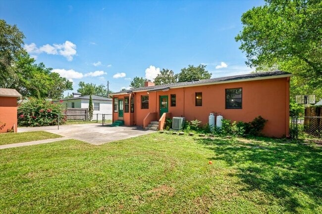 Building Photo - 4622 Redwood Ave