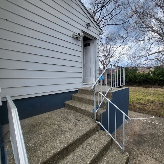 Building Photo - 340 N 4th Ave