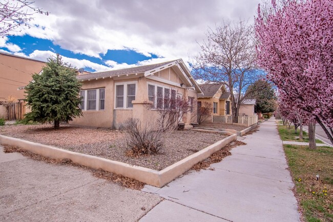 Building Photo - 902 Marquette Ave NW