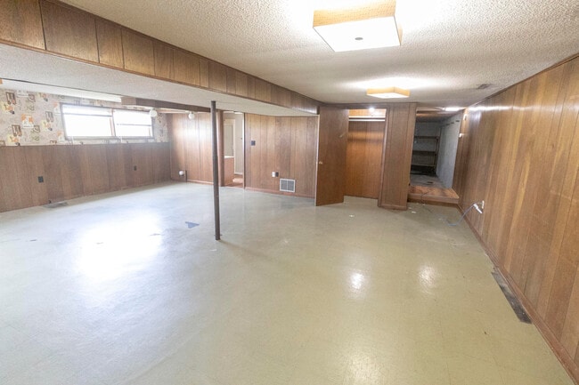 Building Photo - 1213 E Smiley Ln