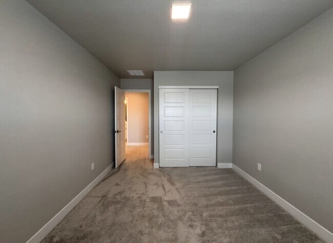 Building Photo - Spacious 3 bed 3 bath 2-story comfortable ...