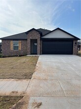 Building Photo - 814 Heeler Ave
