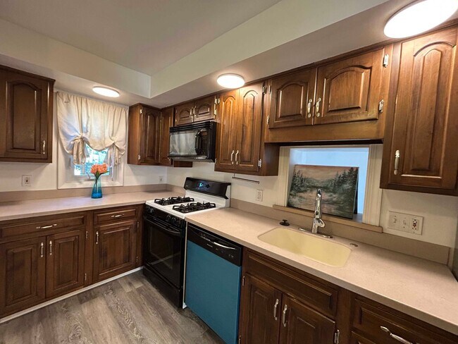 Building Photo - Spacious Colonial For Rent in Lyndhurst