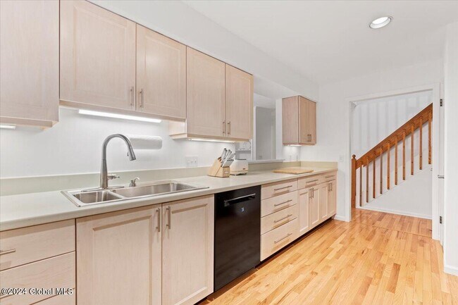 Building Photo - 12 Vallera Rd