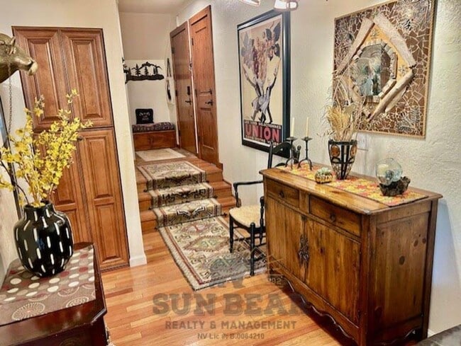 Building Photo - Adorable 2 Bedroom - Central Incline! 1 Do...