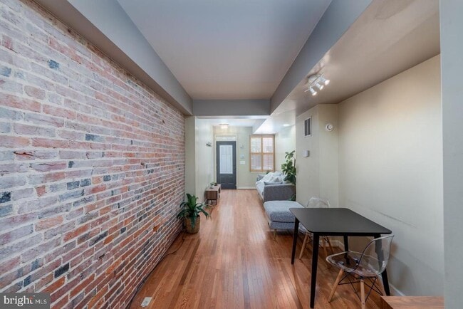 Building Photo - 2132 Cambridge St