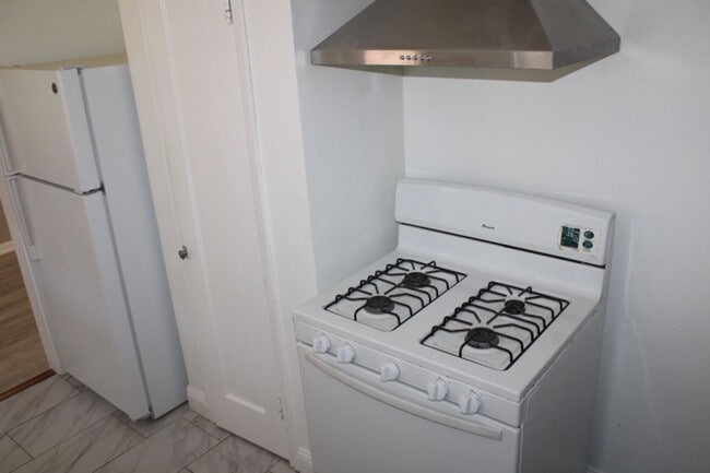 Building Photo - 400 33rd St