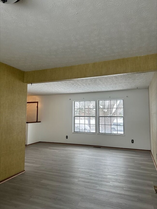 Building Photo - 4 Bed 2 Bath Home in Columbus!