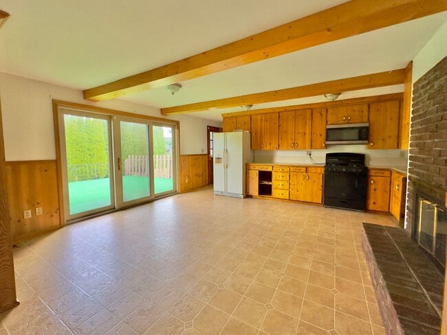 Building Photo - 2,510 Sq Ft | 5 Bedroom · 3 Bathroom – W/D, Terrace, Garage & Extra Space