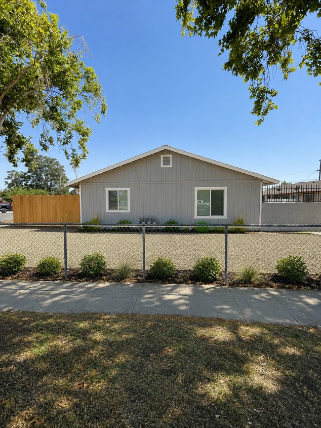 Building Photo - 148 E Amador St