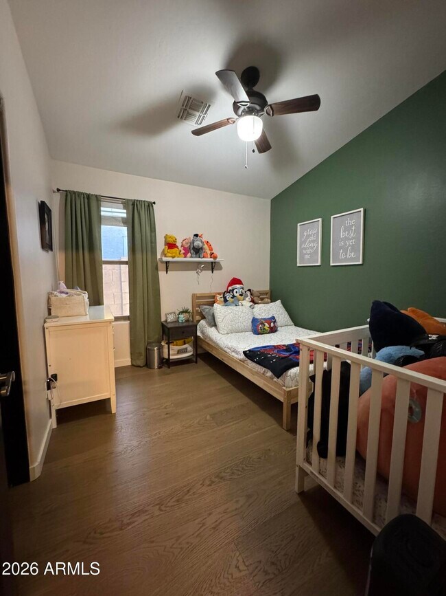 Building Photo - 734 E Kelsi Ave