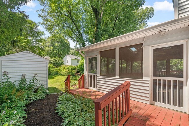 Building Photo - 5 Bed 3 Bath - Rockville Colonial - Update...