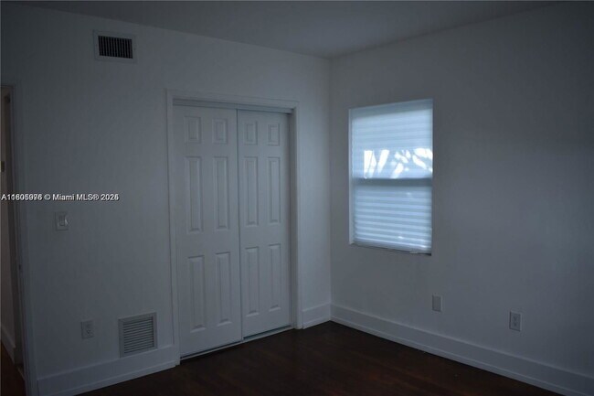 Building Photo - 9720 W Bay Harbor Dr