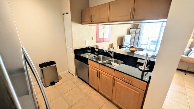 Building Photo - ANNUAL TURNKEY FURNISHED downtown Sarasota in luxury condominium!