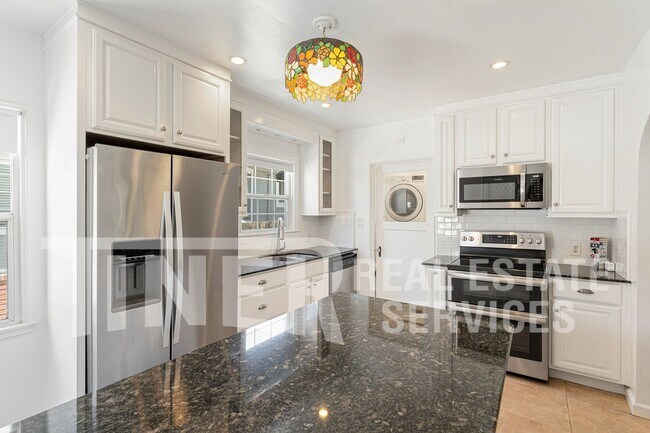 Building Photo - 657 40th St