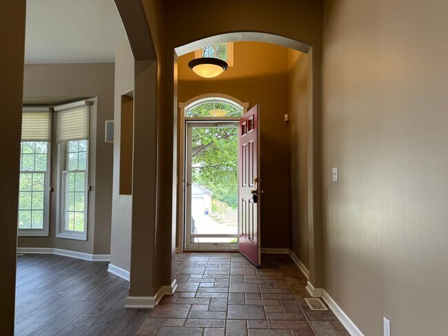Building Photo - Elkhorn Home For Rent In Quiet Neighborhood