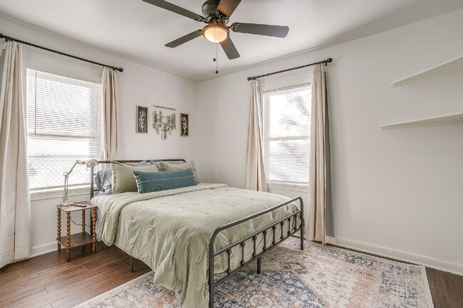 Building Photo - Fully furnished and updated 3 bedroom 2 bath in the heart of River Oaks. Available immediately an...