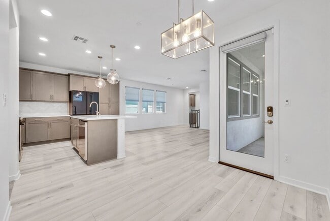 Building Photo - 11063 Spotlight Dr