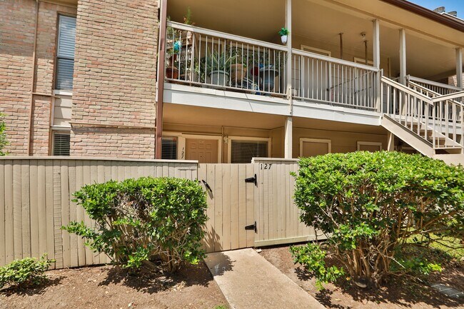 Building Photo - 2100 Wilcrest Dr