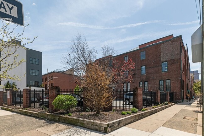 Building Photo - Beautiful Bi-level Condo For Rent In Fairmount With Parking!