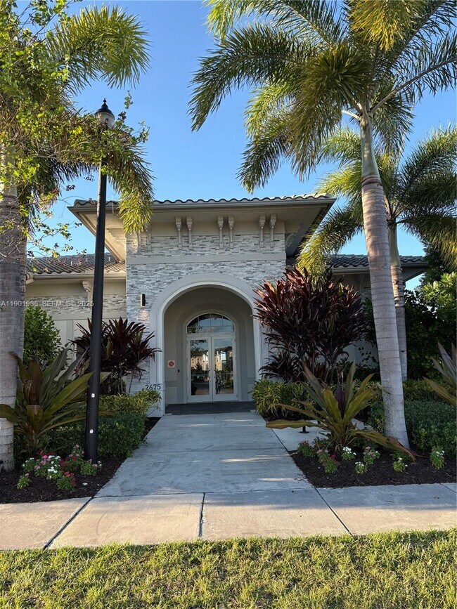 Building Photo - 1020 SE 26th Ter