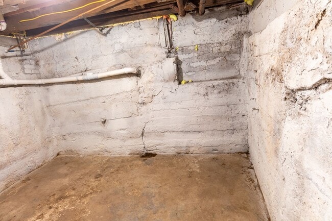 Building Photo - 3 bedroom, 1 bathroom row home located in ...