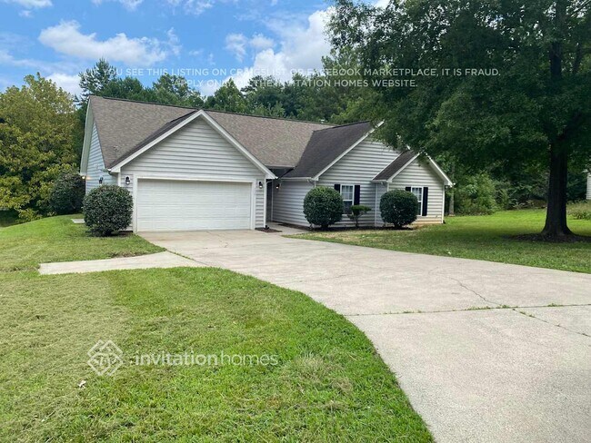 Building Photo - 2420 Laura Dr