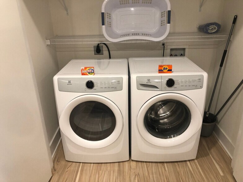 Building Photo - 6915 Endhaven Ln