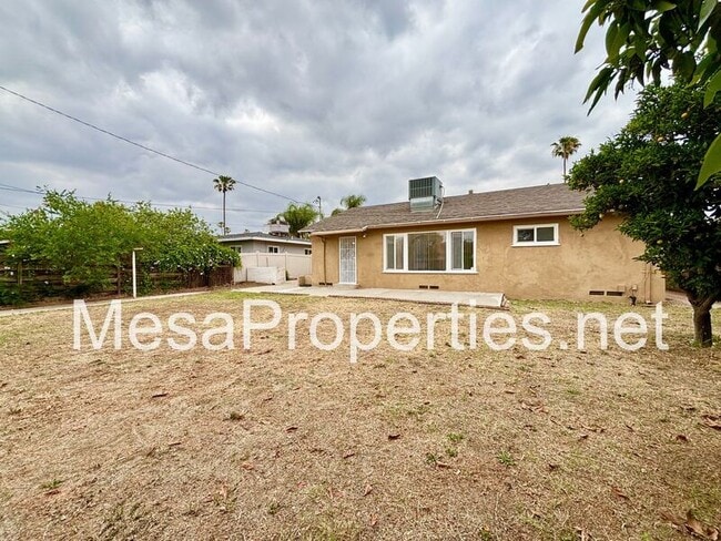 Building Photo - 17571 Deodar Ave