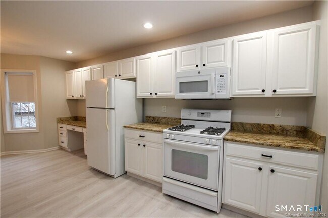 Building Photo - 303 Larson Dr
