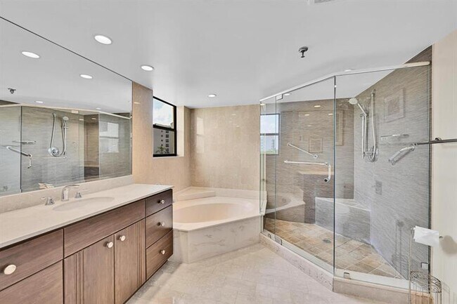 Building Photo - 7578 Regency Lake Dr